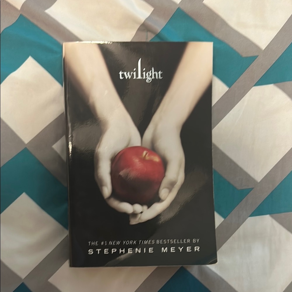 Twilight by Stephenie Meyer - Paperback